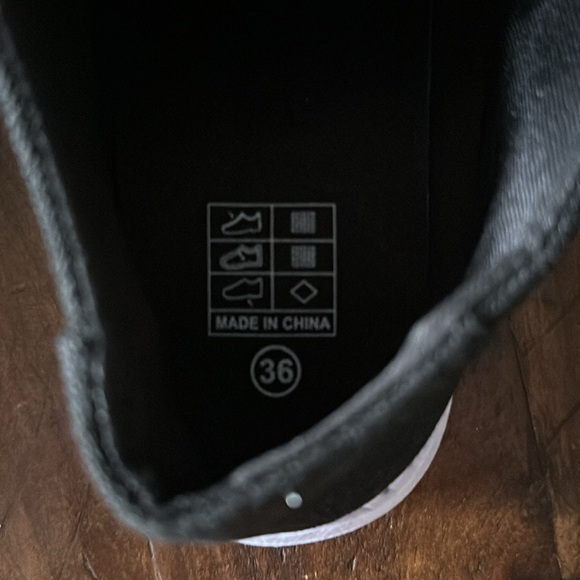 Women’s shoes - Picture 2 of 3